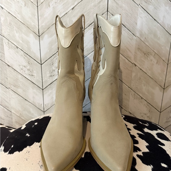 Women’s Western Ankle Boots in Light Taupe - Picture 4 of 4